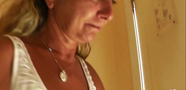 Spanner filmt MILF oben ohne am Pool - Danach darf er sie ficken